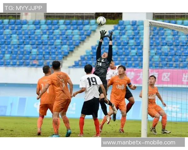 武汉足球队员奋战赛场展现拼搏精神助力球队追梦之路